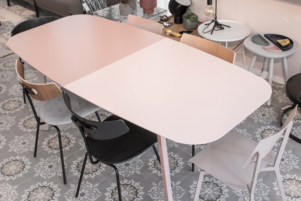 שולחן פינת אוכל נפתח עשוי מתכת דק extendable dining table made of metal